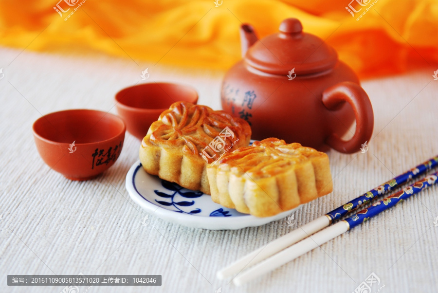 中秋月饼与茶具