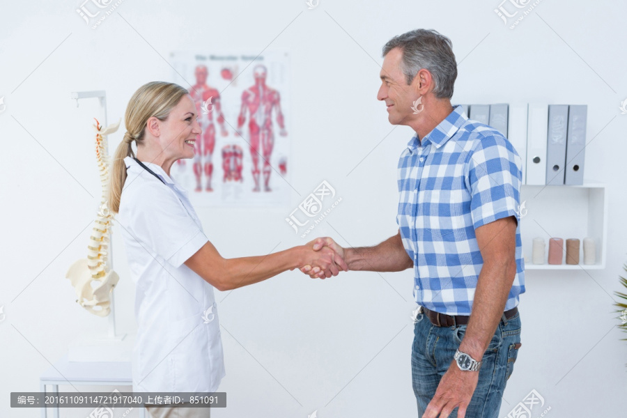 医生和病人握手