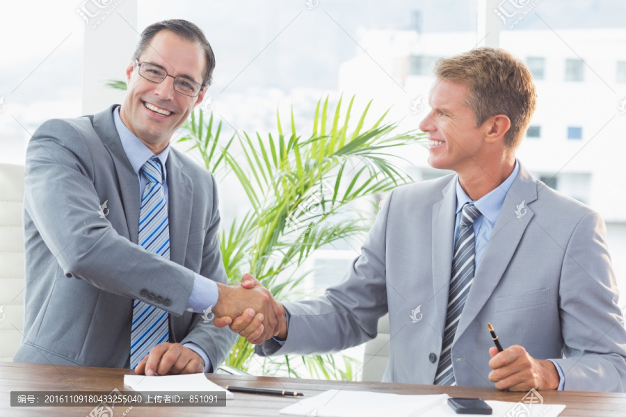 微笑着握手的商业人士
