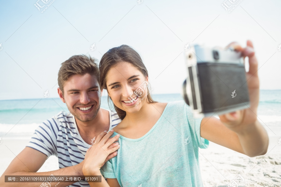 在海边拍照的夫妇