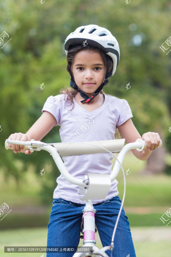 在骑自行车的小女孩