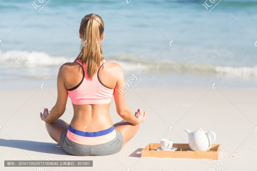 盘腿坐在海边的女人