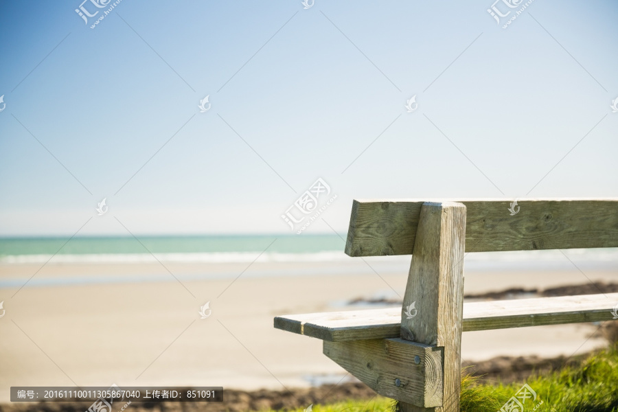 海边的石头长椅
