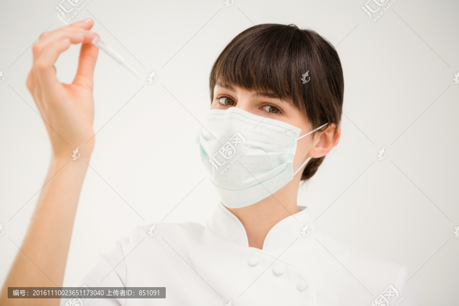 戴着口罩工作的护士