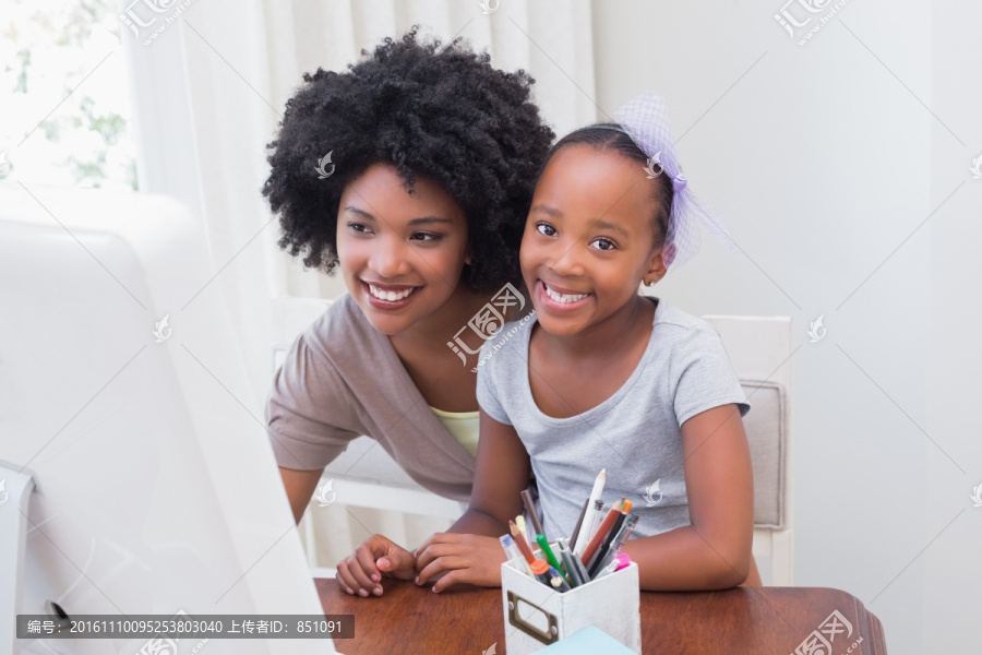 微笑着看着电脑的母女