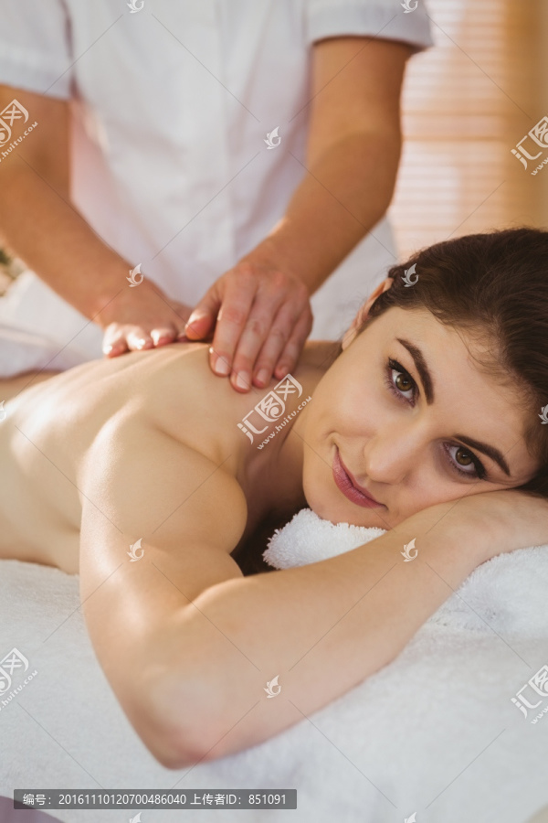 治疗师为女人做背部按摩