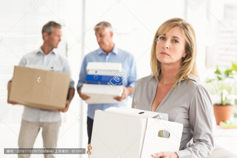 失望的女商人抱着纸箱