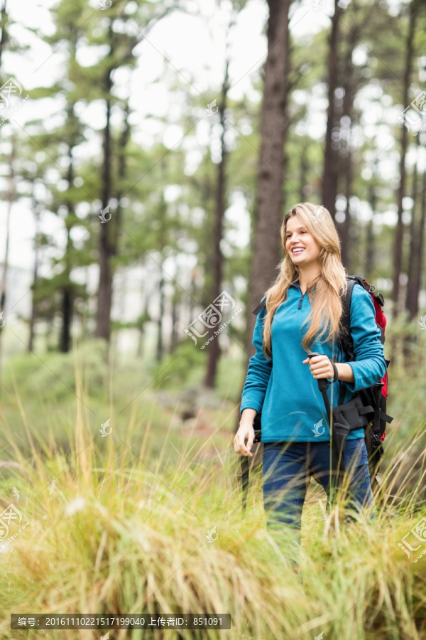 背着登山包的女人