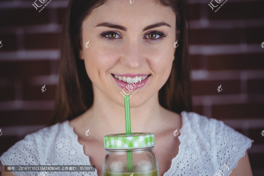 微笑女人在喝饮料
