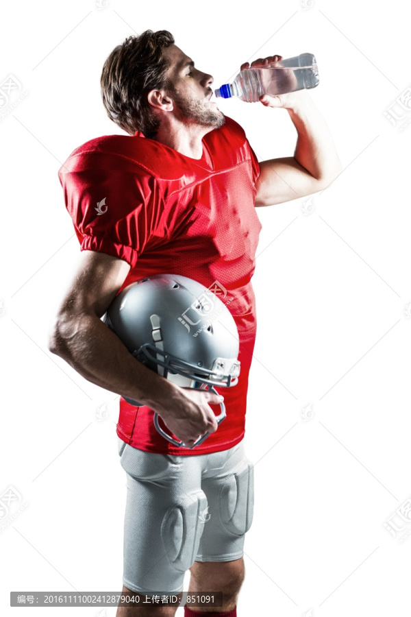 拿着头盔的橄榄球运动员