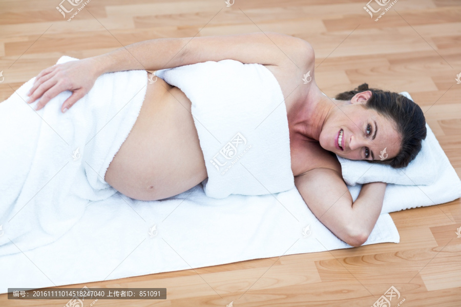 躺着的孕妇