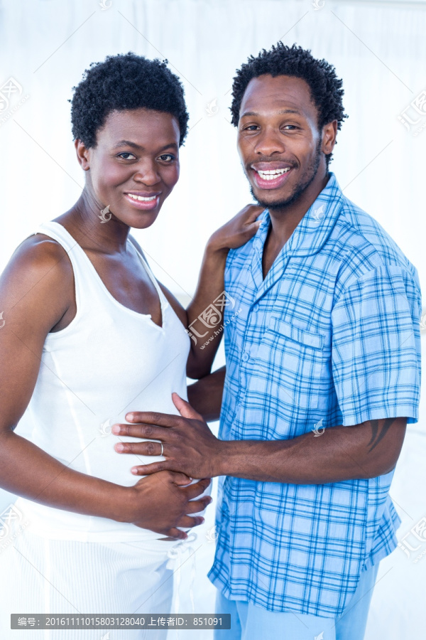 丈夫摸着怀孕妻子的肚子