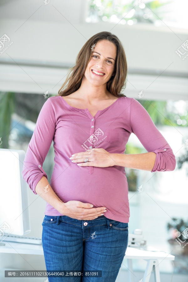 在抚摸肚子的孕妇