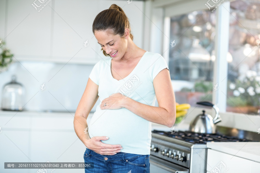 看着肚子的孕妇