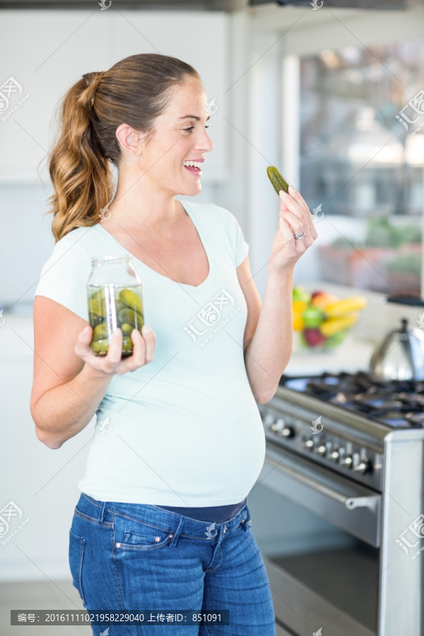在吃酱菜黄瓜的孕妇