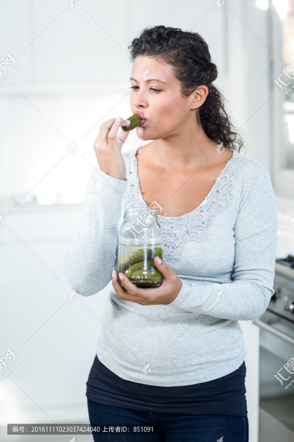 孕妇在厨房里吃泡菜