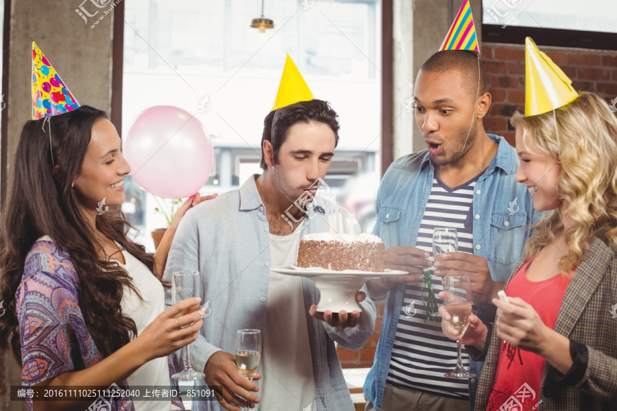 在办公室里庆祝生日的商人们