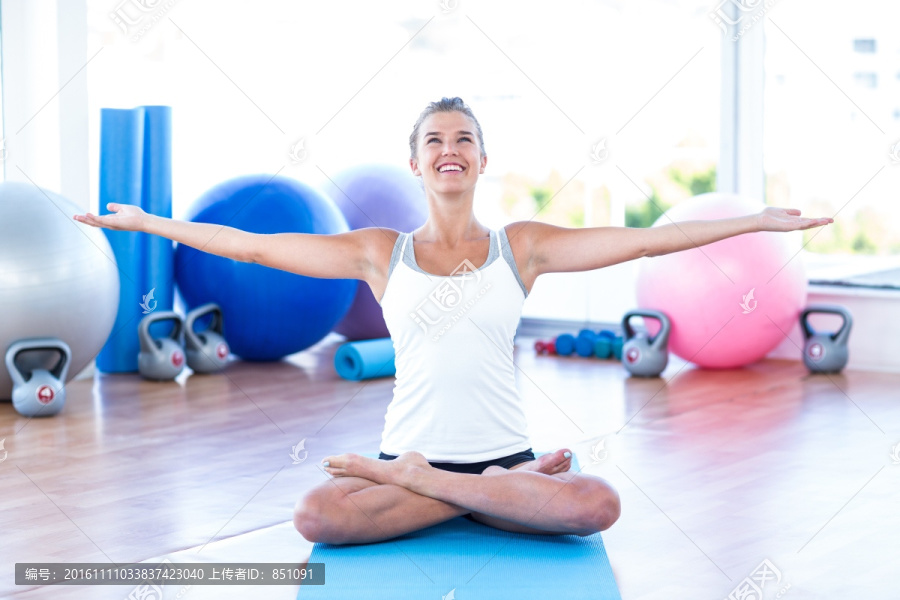 盘腿坐着练瑜伽的女人
