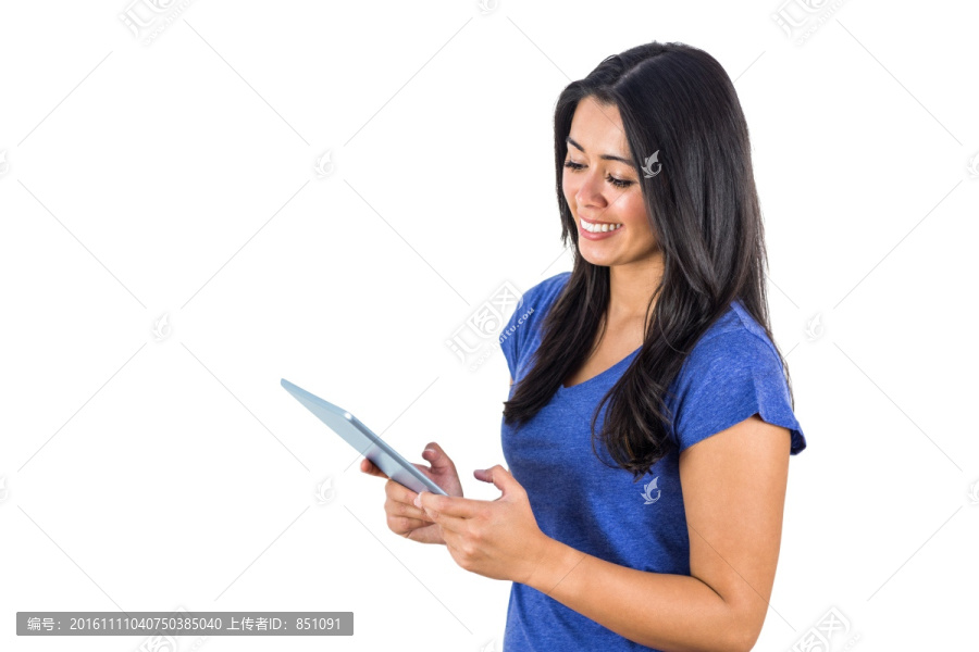 微笑着拿着平板电脑的商务女人