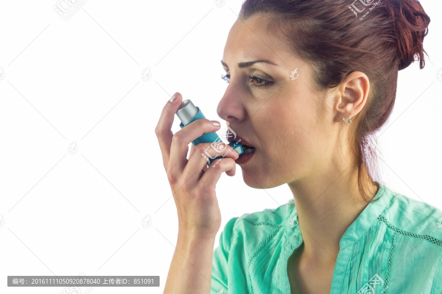 在吸哮喘药的女人