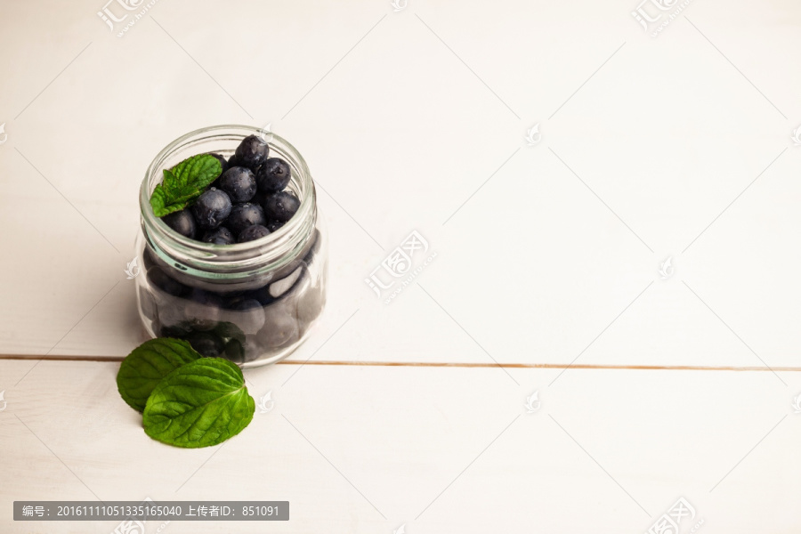 新鲜蓝莓的玻璃罐