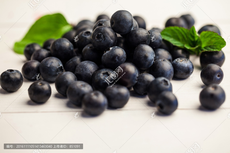 靠近餐桌上的新鲜蓝莓