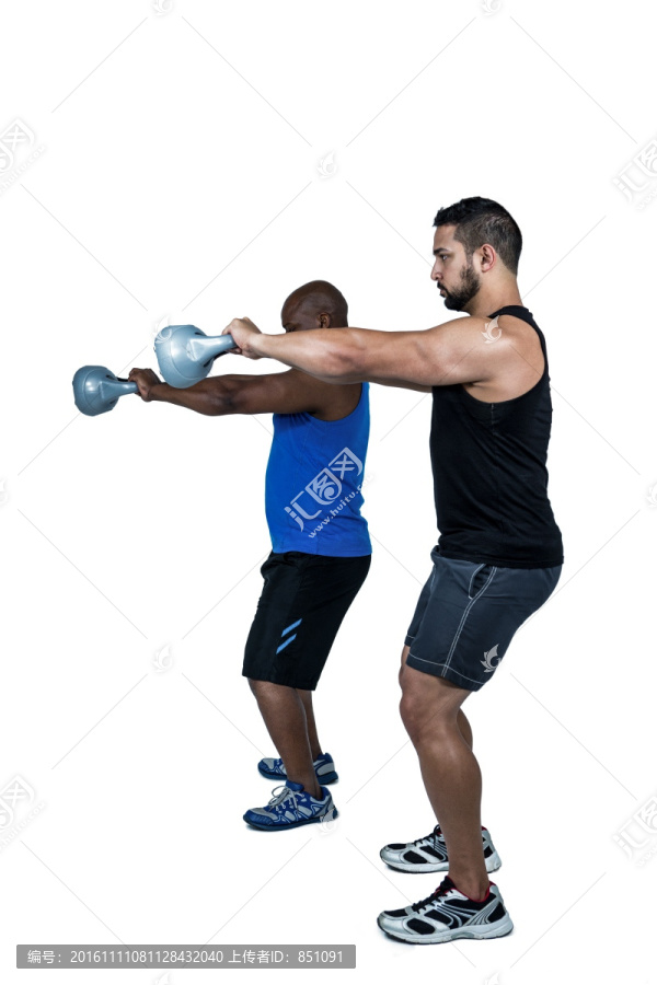 在举壶铃锻炼手臂肌肉的两个男人