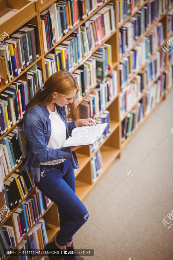 在图书馆里看书的女大学生