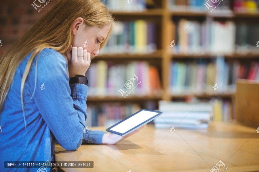 在图书馆使用平板电脑的女人