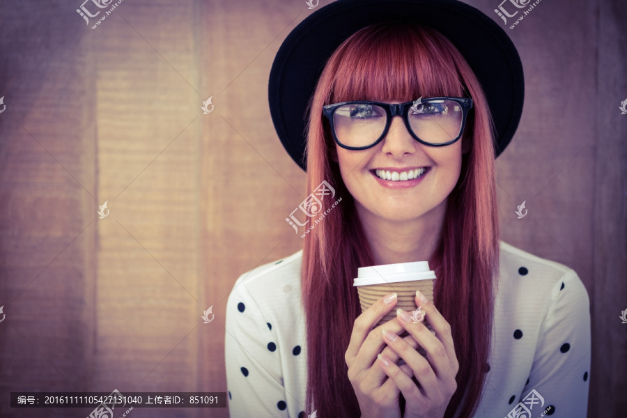 微笑着拿着咖啡的女人