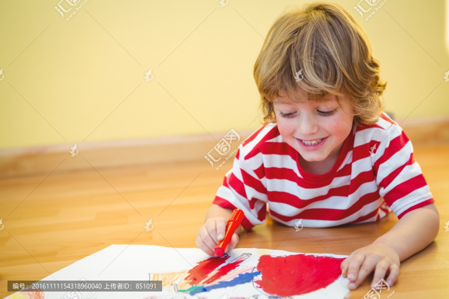 在画画的小男孩
