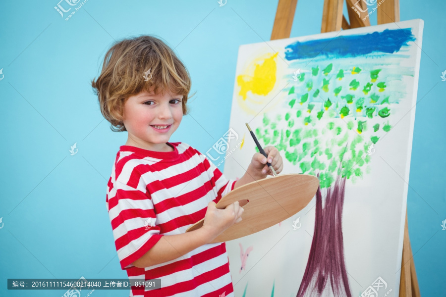 快乐的小男孩在画画
