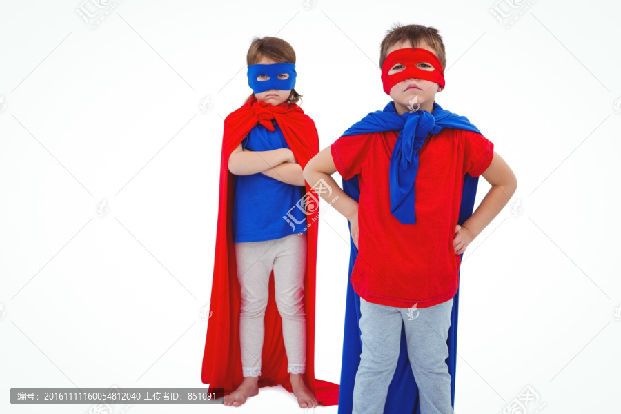 戴面具的孩子们假装超级英雄