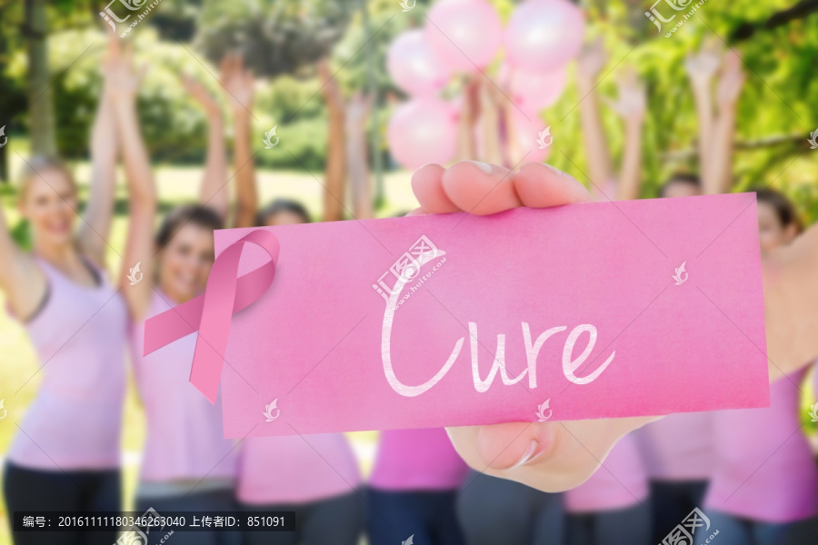 拿着粉色卡片的乳腺癌志愿者