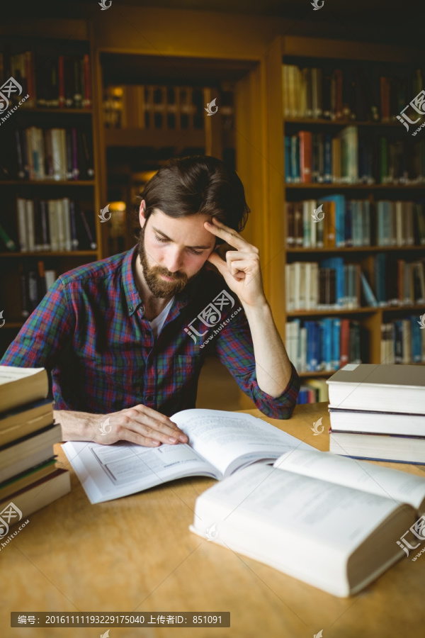 男大学生在大学图书馆里看书