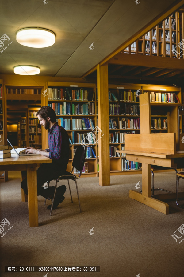 男大学生在图书馆里看书学习