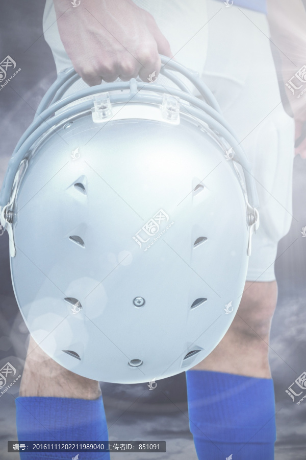 拿着头盔的橄榄球运动员