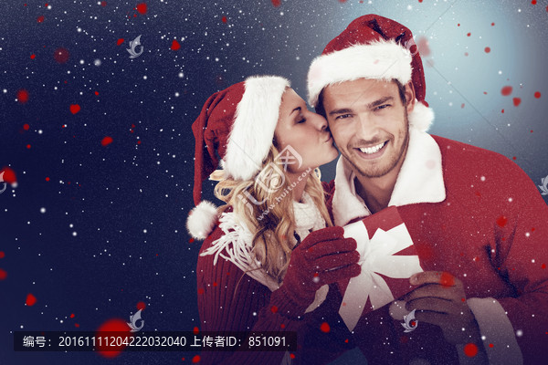 在親吻男友的女人