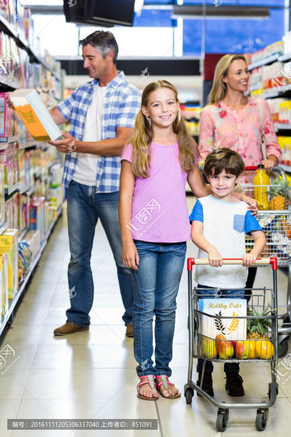 在超市里的一家四口-匯圖網(wǎng) fosd68.com 在超市里的一家四口