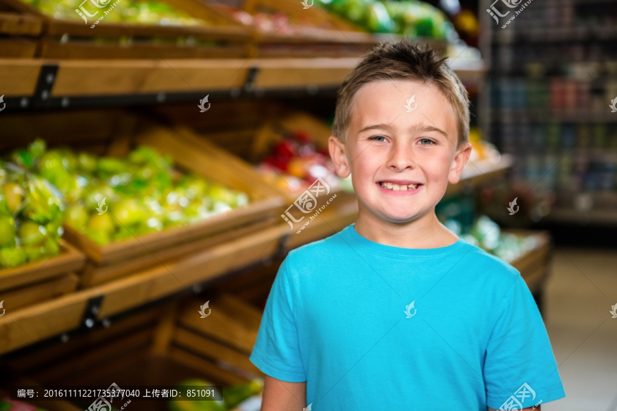 小男孩在超市
