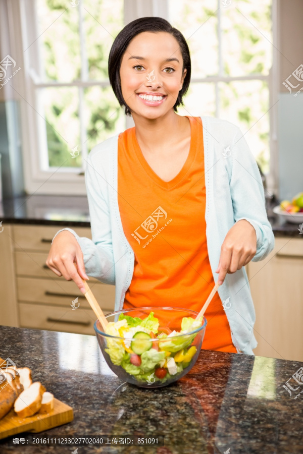 在厨房里拌沙拉的女人