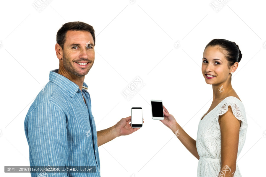微笑着拿着手机的夫妇