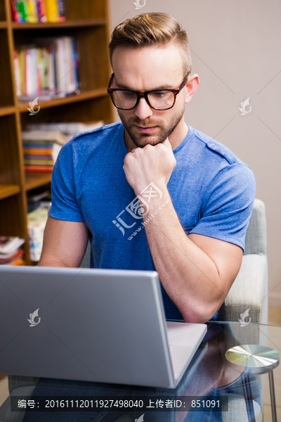 看着笔记本电脑思考的商务男人