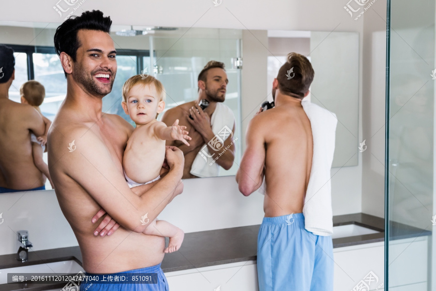 抱着小孩的男人在浴室里