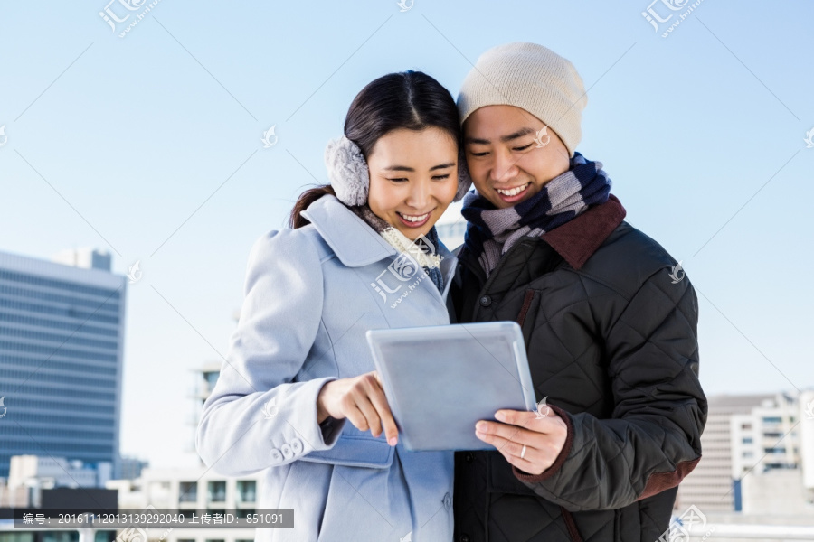 幸福的一对夫妇在使用平板电脑