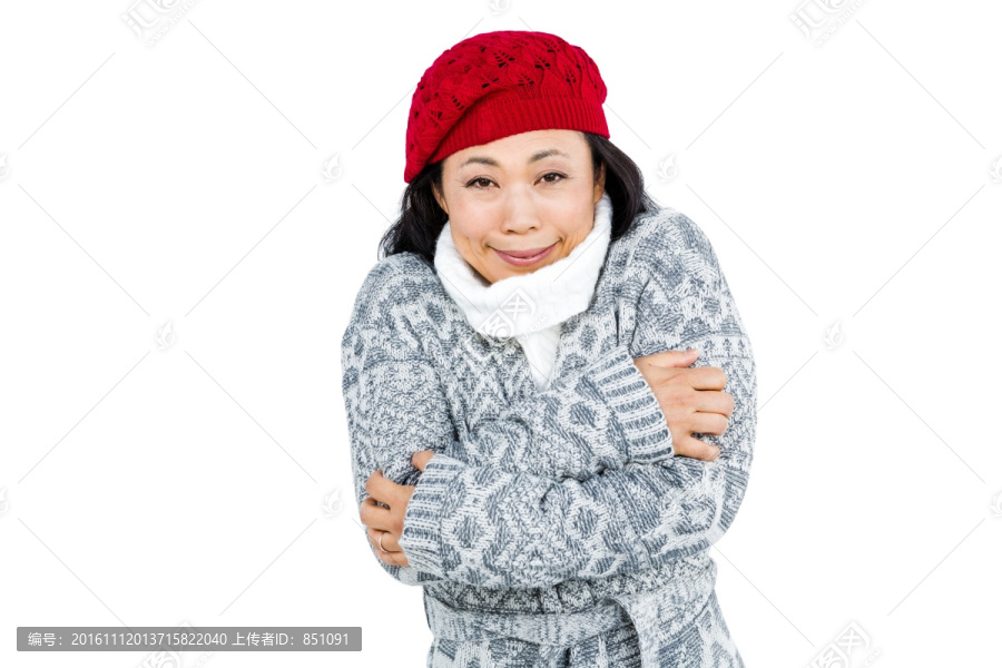 妇女在寒冷天气