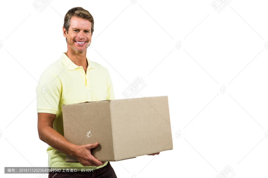 微笑着抱着纸箱的男人