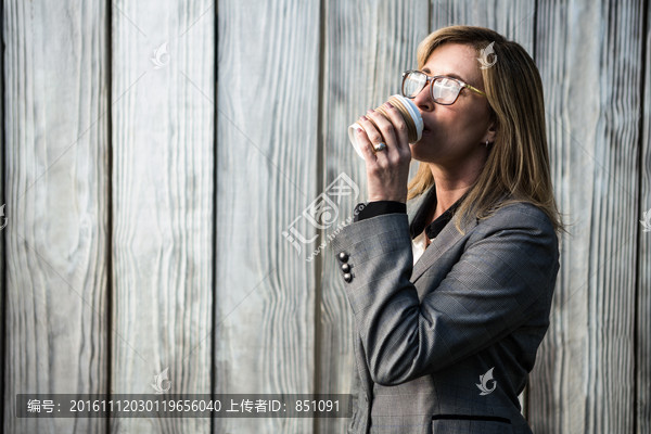 在喝一杯咖啡的女人