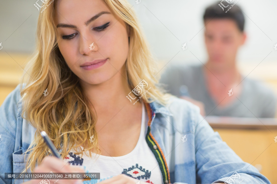 在教室里学习的女大学生