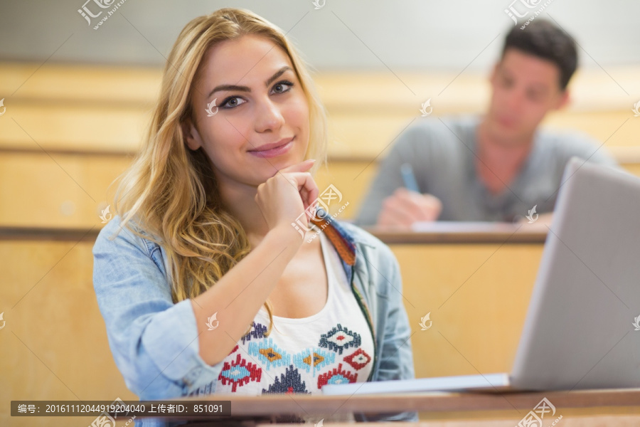 女大学生在教室里使用笔记本电脑